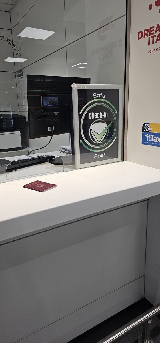 Il banco di accoglienza Safe & Fast Check-In all'aeroporto di Fiumicino