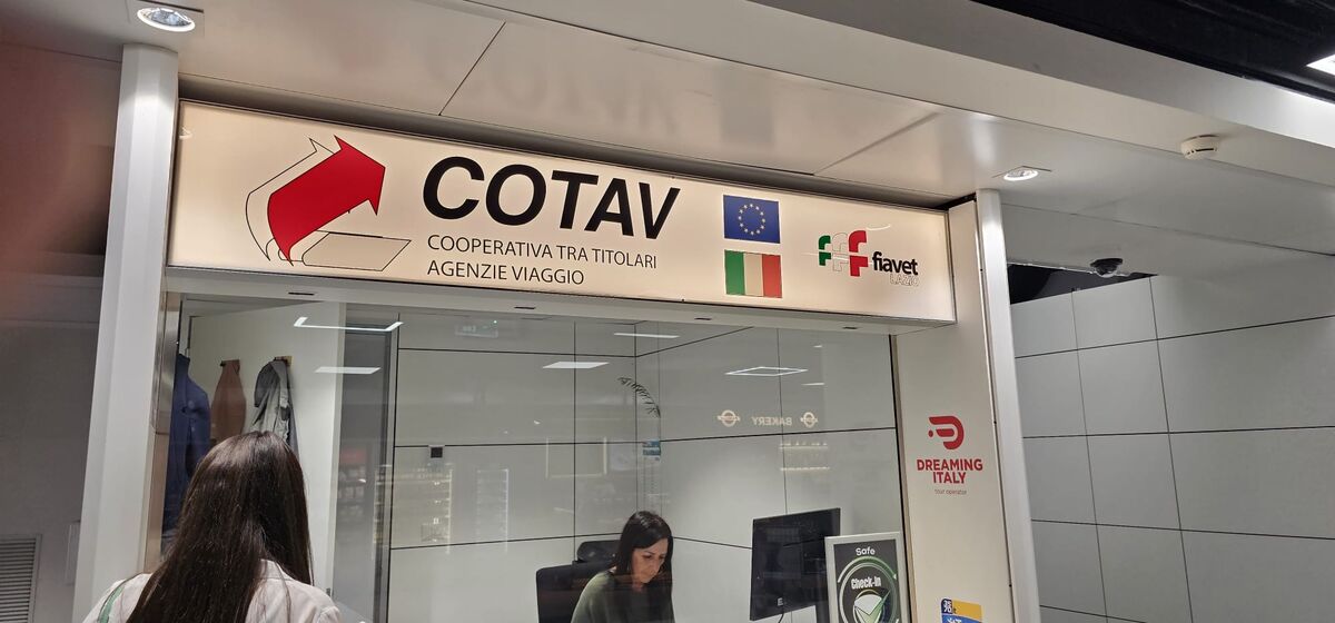 Il punto di accoglienza presso l'agenzia COTAV a Fiumicino